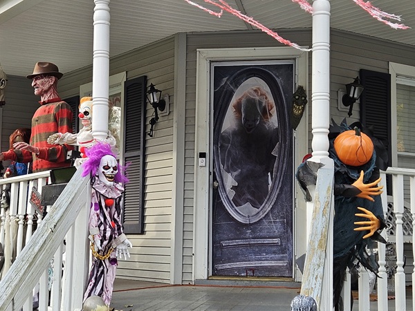 Newark Will Celebrate Fall with a Halloween Display Contest