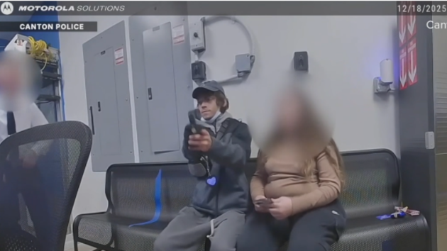 Dramatic video captures accused shoplifter allegedly pulling a gun on Ohio police officer